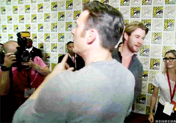 hongcha8129:Chris Hemsworth Battles Chris Evans at Comic-Con!Where can I find the video??
