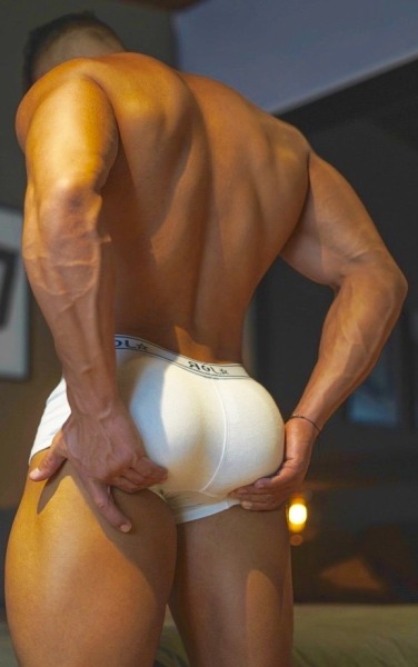 allthingspower:la-mate:Lifting tons of ass tonnage.