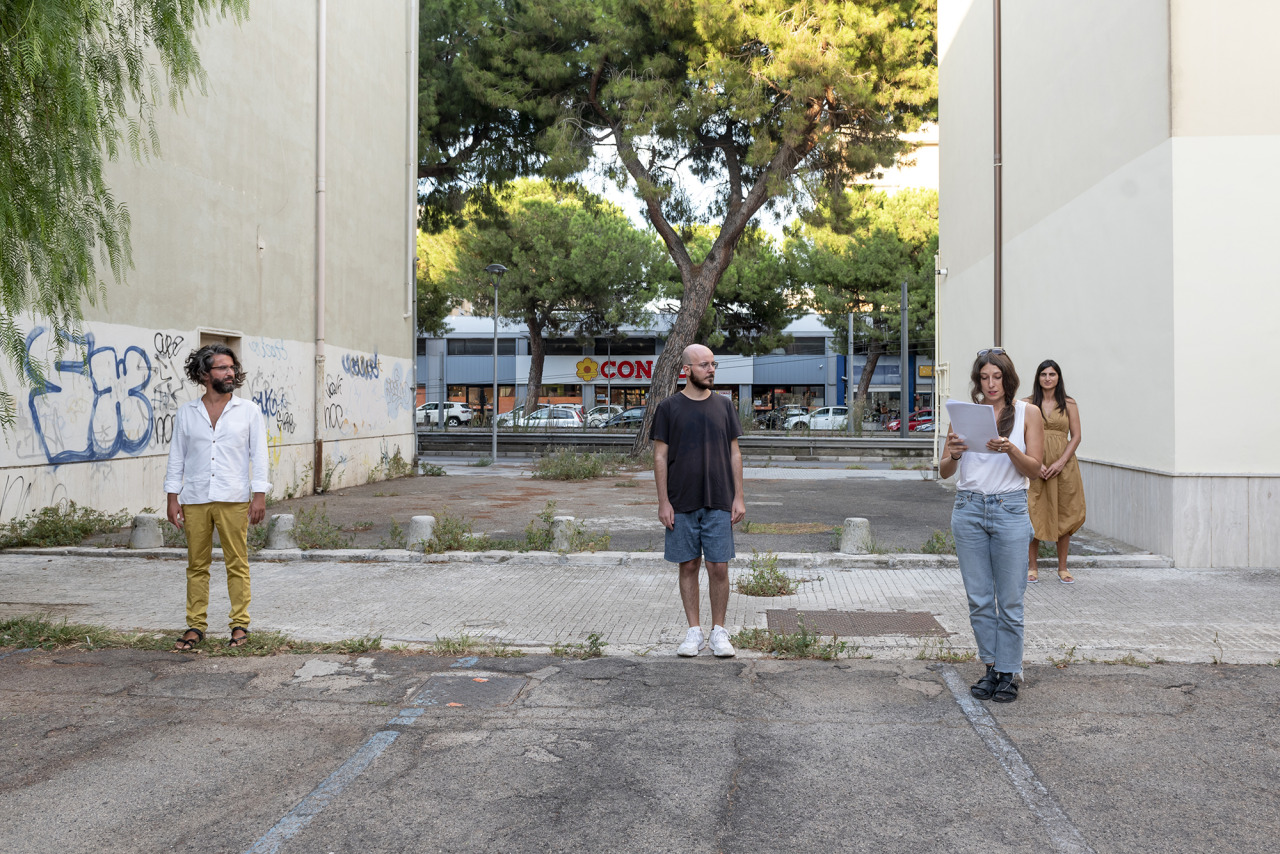 Roberta Mansueto (takecare) e Marta Olivieri, Corpotesto, nell'ambito di Performance di Parola tra Gesto e Architettura, Lecce - settembre 2020.
photo credit Alice Caracciolo_courtesy studioconcreto