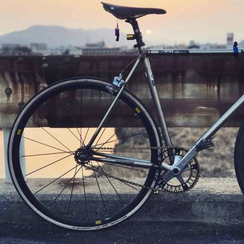 hizokucycles: #Repost from cyclist @neuropsy1017 - 何かそれ風に撮ってみた #fixieporn #fixedbike #fixed #fixie #