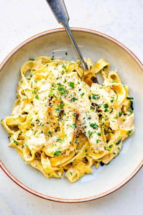 foodffs: CHICKEN ALFREDO – CREAMY CHICKEN PASTA  Follow for recipes Is this how you roll?