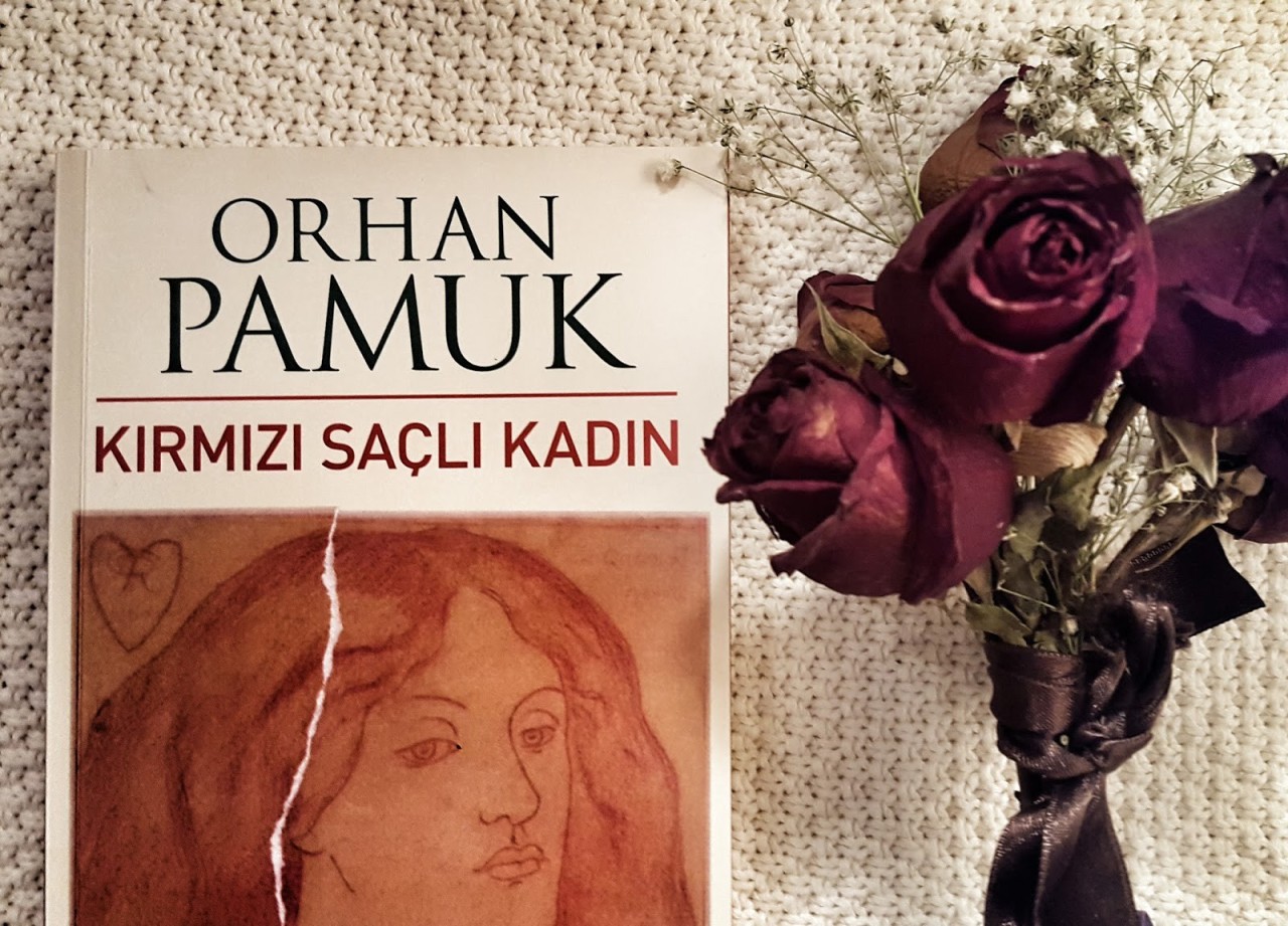 Kirmizi Sacli Kadin Orhan Pamuk Yapi Kredi Yayinlari Kapida Nakit Ode