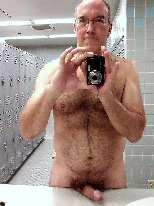 horny-dads:  Dad alone in the Locker Room  horny-dads.tumblr.com   