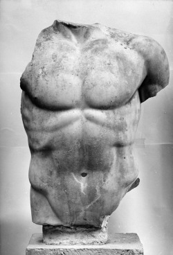 meninfinearts:  Torso of Écija “Gods, heroes and athletes: Body images in the Ancient Greece”  Photograph: MAR   