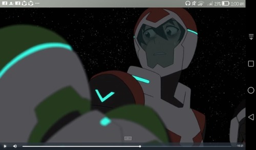 xwinter-springx:Does anyone notice this?! She grabbed him just to calm him down!