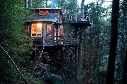 treehauslove:Asheville Treehouse. A permanently inhabited treehouse in the beautiful woods 200 yards above the Ivy river. Located in Asheville, North Carolina. 