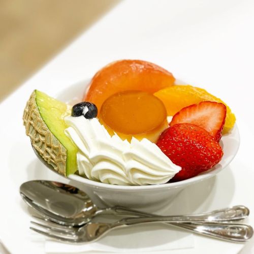 Mixed fruit with pudding . Enjoy fruit and sweets fully at the fruit specialty patisserie brand foun