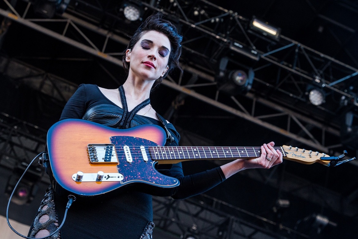 uptightcitizensbrigade:  Anne looking for the bae booty…St. Vincent playing the