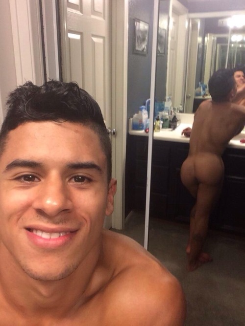macapuno236:  Hottie shows off his gorgeous ass!