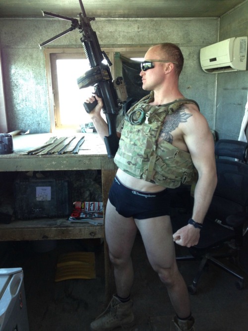txcwbysexy:  txcwbysexy:  Sexy Military Stud  Ugh great military ass