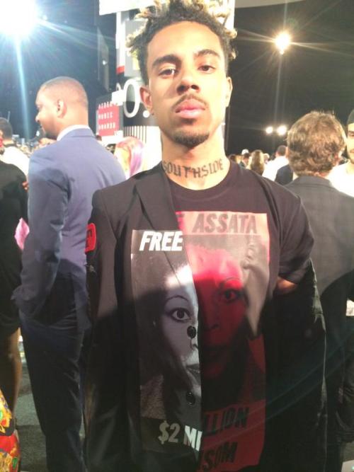 aintralph: 56blogscrazy: Vic mensa wearing an outfit in honor of Assata Shakur #vmas #Blacklivesmatt