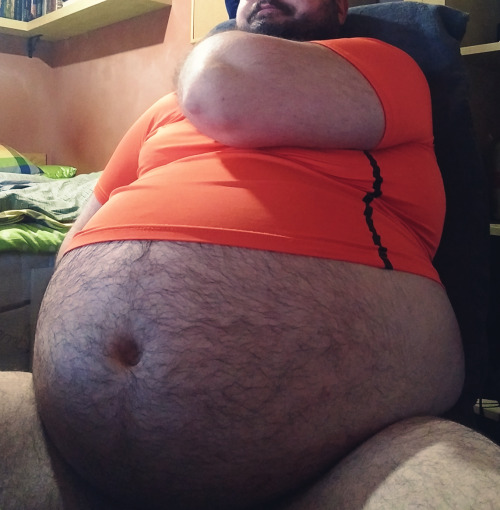 fatlazypanda:    Holy shit, I feel so fat. I’ve never been so big before. Holy fuck.I hope one day I can look at this and say “You don’t know what’s coming”  