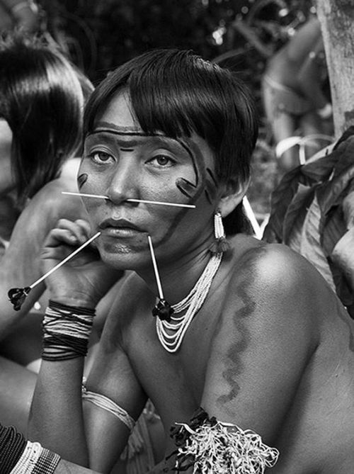 olordelaguayaba:Yanomami woman, Amazonas, Brazil. Sebastião Salgado.