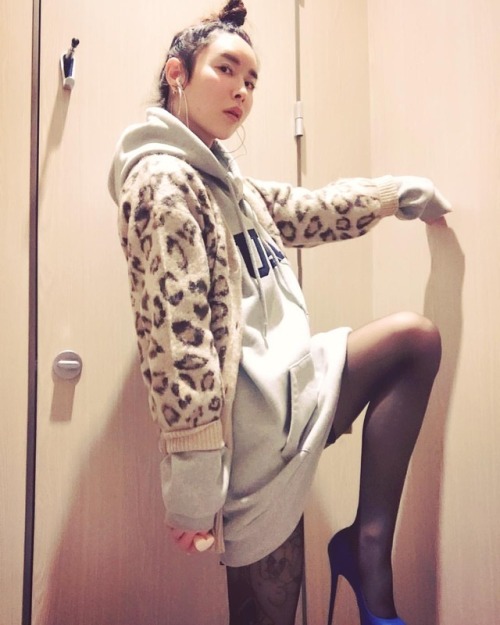 hyorixxx: ❌셀프감금 놀이❌(//∇//) #ootd#leopardpattern#cardigan#hoodie#tgirl#pantyhose#topknot#charlotteoly