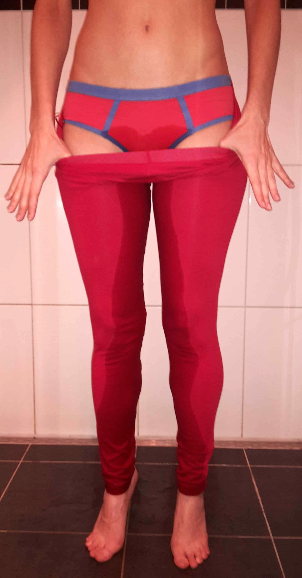 I’m peeing my red leggings (10 pics)Ooooh I needed to go so bad!! And I didn’t