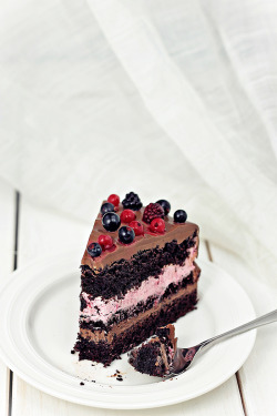 chocolateguru:  Chocolate Berry Cake 