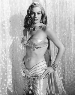 bazoomburlesque:  Anita Ekberg