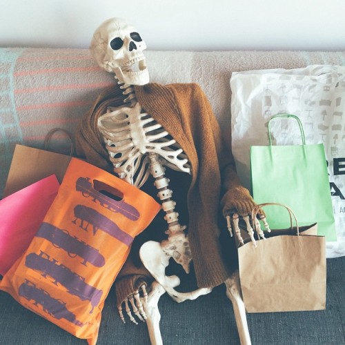 elisemerand:PHONOGRAPHY - “omgliterallydead“ This skeleton is basically any Girl on instagram.
