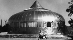 roisinandlinda:  Dymaxion House in Witchita, Kansas produced in 1944-45. 