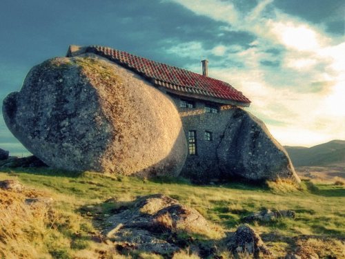 A geologists dream home?Known as the Casa do Peno in Portugal, this troglodytic home sandwiched betw