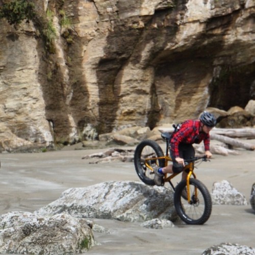 velograph: Mouthful of sand in 3…2…1… : @la_underhill #oregoncoastfatbikeexpedition