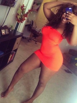 iseebigbooty:  iofbeholder:  on her toes in orange  Well hello.