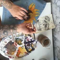 hollysunflower:  Spending my Monday painting sun flowers onto old jeans