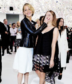 kinginthenorths:  Jennifer Lawrence and Emma