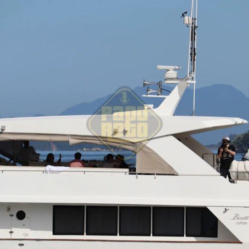 hlupdate: Louis on a yacht recently in Angra dos Reis (x) - 27/05/22