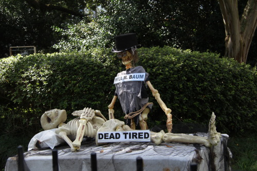 trashfirefallon:  xoxoblu:  quillusquillus:  maosandchayhem:  So I drive by this house every day on my way to work and it is definitely the Skeleton War HQ Photo Source: [x]  this is a fucking masterpiece   @trashfirefallon  I can’t go back to jail