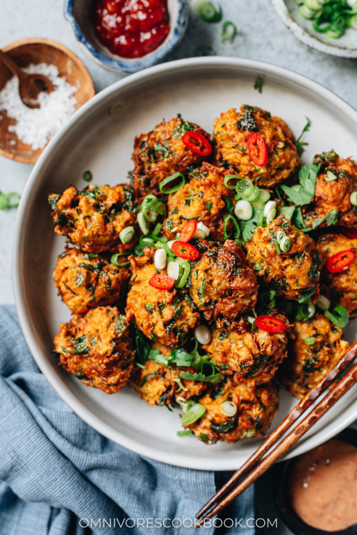 Old-Beijing Fried Carrot Fritters (炸素丸子)These fried carrot fritters are extra crispy on the outside 