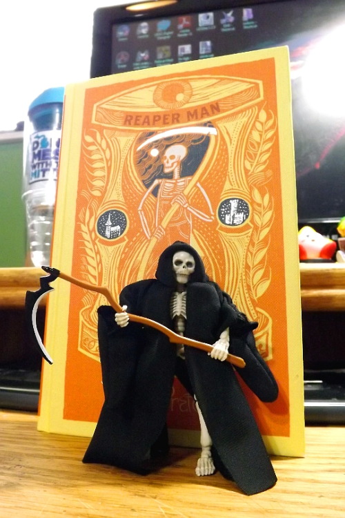 zdyne:Now that I got my new Big Person pose skeletons I finally have that Discworld Death figure I a