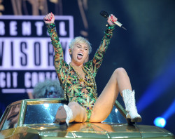 mockingjaysource:  Miley Cyrus performs at