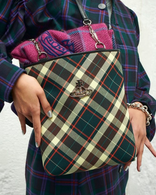 Trendy Bag for FW21: 90′s Punk logo bag.Celine, Gucci, Louis Vuitton, Prada, Versace, Vivienne Westw