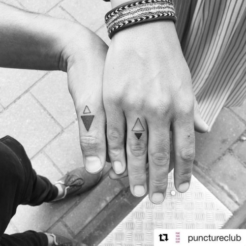 . . . . . . . #handpoked #juwel #tattoo #ring #stickandpoketattoo #sticknpoke #blackwork #linework #