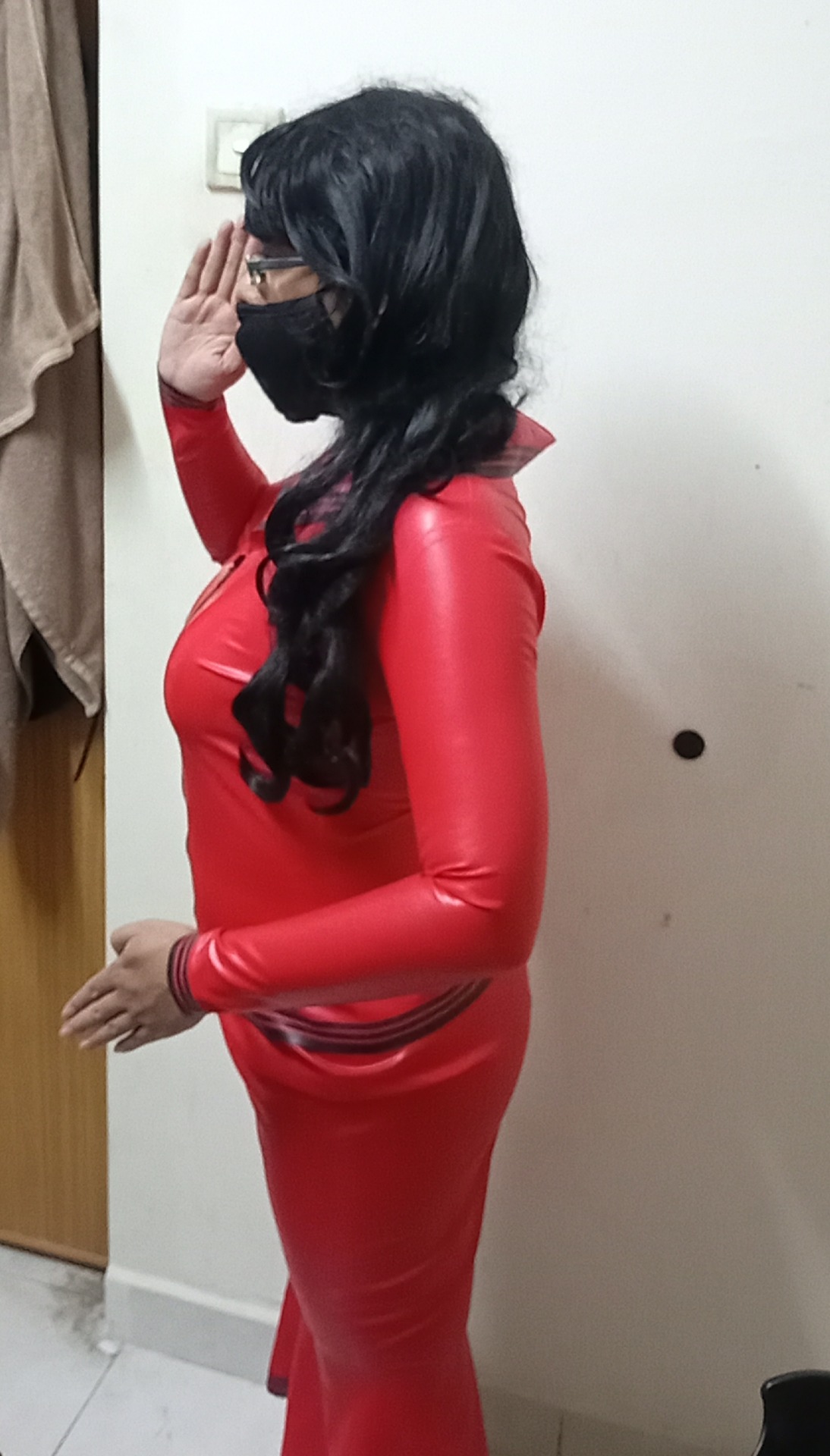 byulu:Red fembot. Beep boop@codydoyleunit  Perfect shiny fembot!