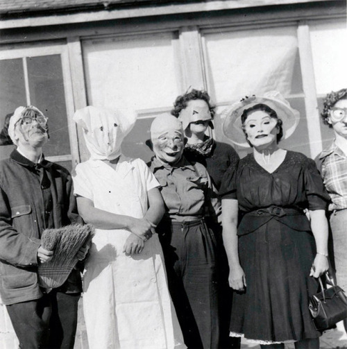 thevortexbloguk: 10 Terrifying Photos of Vintage Halloween Costumes Are these Slipknot’s child