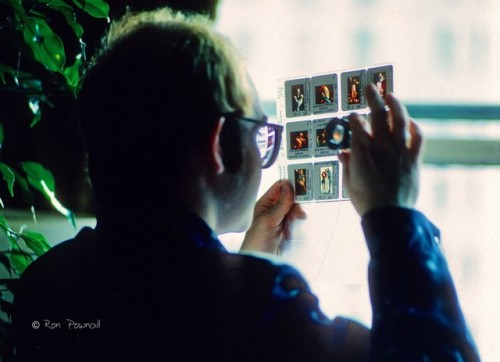 adriisamused:Elton John at the Sherry-Netherland Hotel in NYC, 1976.  Photos by Ron Pownall.