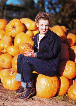 gravesandghouls:  Marilyn Monroe photographed by Andre de Dienes, 1945 