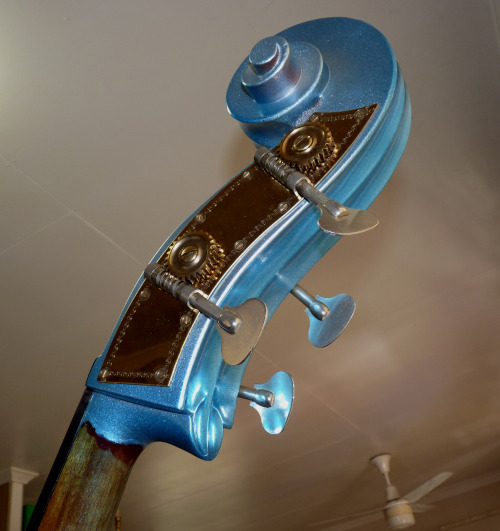 backtobass:  Introducing ‘Fancy Pants’, the ¾ Salieri rockabilly bass. Many thanks to Matthew Ward for passing her on to me :)  I love her already.  First thing I played on her?  The riff from “Smoke On The Water” LMAO. 