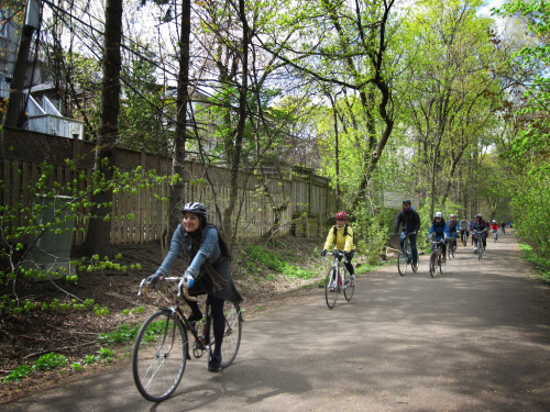 bisikleta: Through the Kay Gardiner Beltline (by happy d)