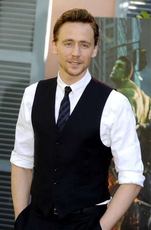 padalesexy:  My mom said that if this post gets 10,000 notes she will get me a tall british actor like this one 
