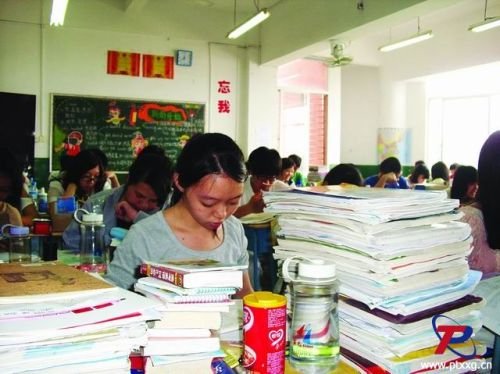 studying-like-a-champ: These are photos of students preparing for their Gaokao exams in China. I don