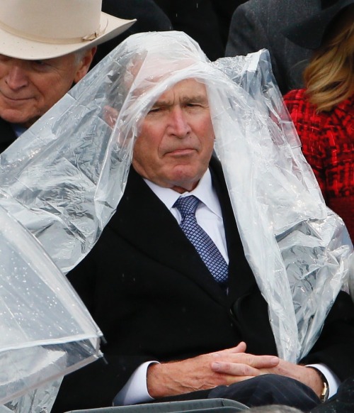 pizzopaps:rhyloosh:George Bush trying to put on a rain Mac was the only part of the Inauguration wor
