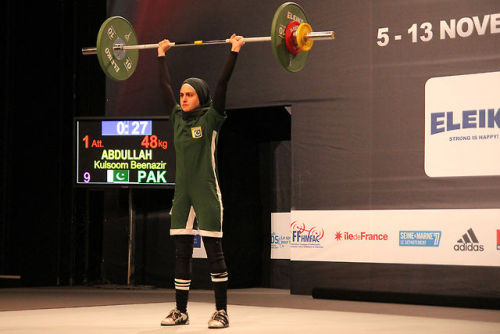 2brwngrls:  aquilastyle:  Muslimah weightlifter wins right to compete in modest clothing Heavy lifting doesn’t unnerve Kulsoom Abdullah, who has helped to throw open the doors for Muslim women in the international weightlifting arena.   *tears* 