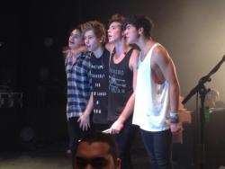 bitchashton:  hotdamn5sos: 03/04/2014 - London x  Someone flashed them 