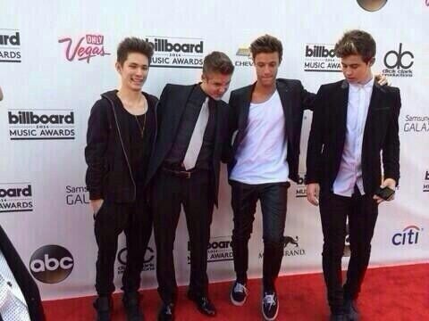 griernudes:  iconsmagcon:  So proud of them.  Tbh the fact that carter is wearing