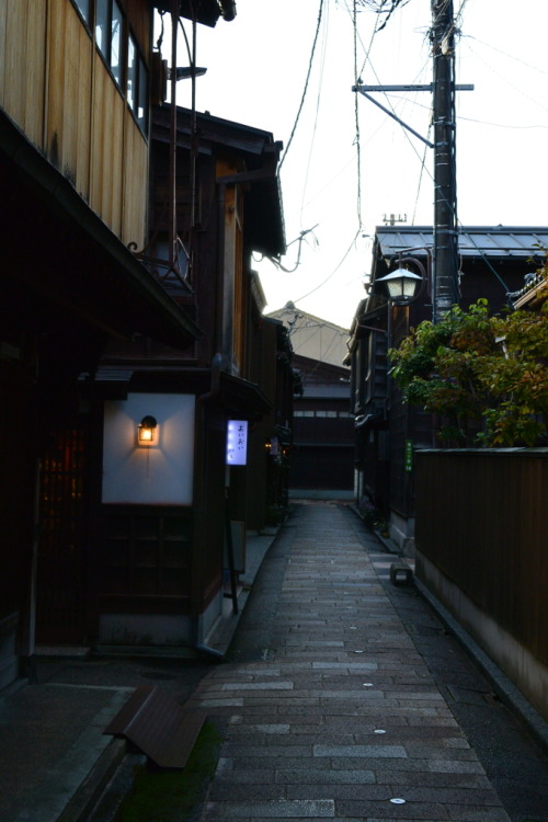 moment-japan:金沢・東山カラーで出すのは久しぶり。どこの街でも路地裏を散策するのは楽しいよ。飲み屋街の裏道で猫の写真を撮っていると出勤してきたママさんに「あら、猫好きなの？」とかよく声をか