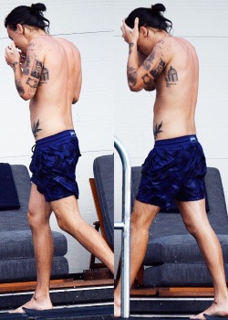 male-celebs-naked:  Harry Styles