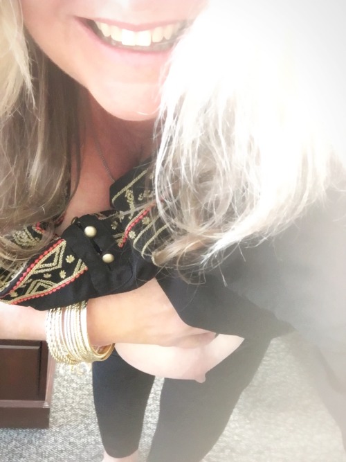 omgdirtydd:  Random office tit flash.  Well, not so random, but fun anyway on Hump Day - right?!?!  💛💋✨😜